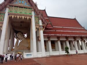 Read more about the article Explore Wat Hat Yai Nai: Temple Tips and Highlights